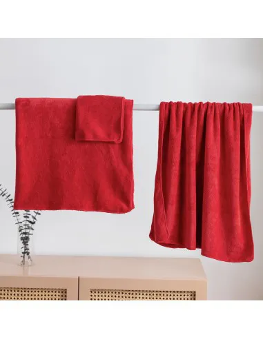 Quick-drying red microfiber towel
