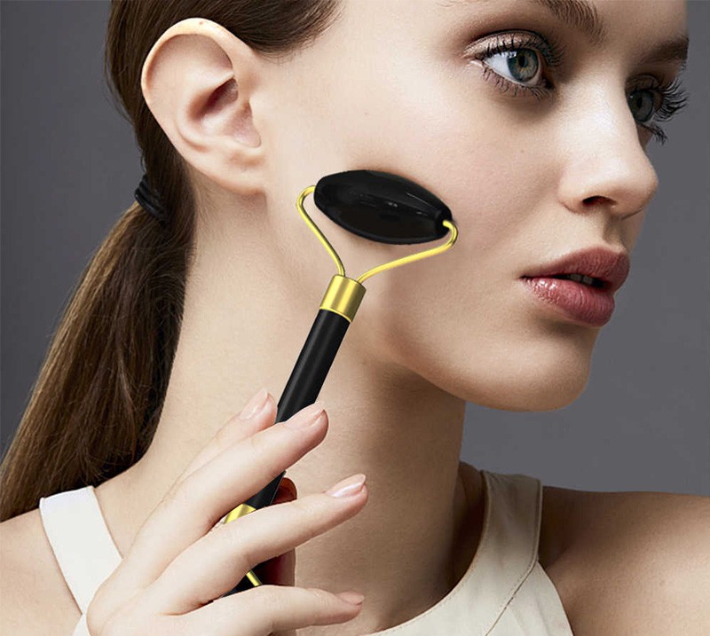 .Masażer do twarzy z płytką GUA SHA.