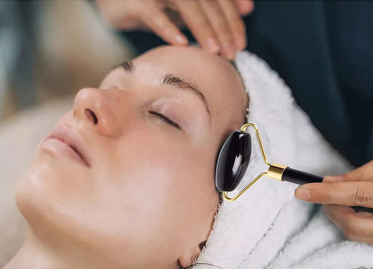 .Masażer do twarzy z płytką GUA SHA.